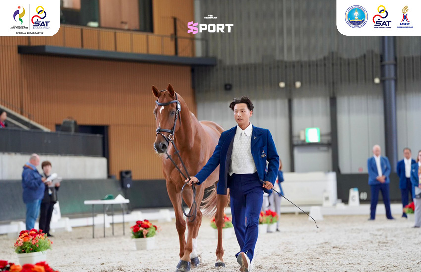 นักกีฬาขี่ม้าอีเวนติ้งทีมชาติไทยในชุด Trot-up Outfit ที่ออกแบบโดย SIRIVANNAVARI ระหว่างการตรวจสภาพม้า 4