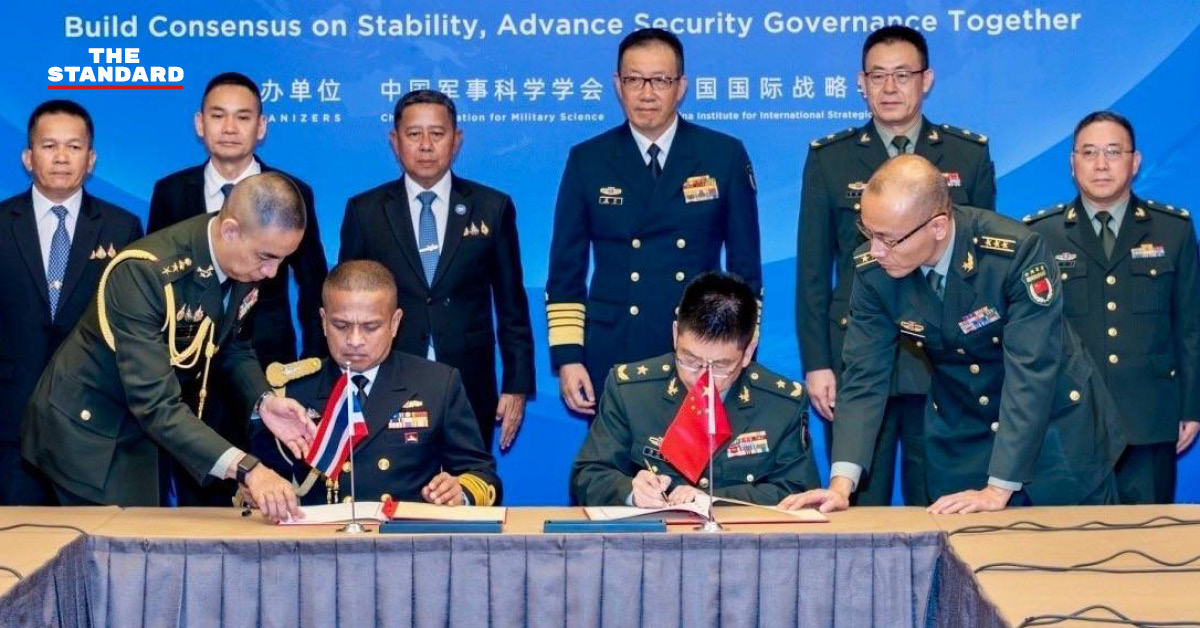 ภาพกราฟิกแสดงเรือดำน้ำ S26T และการลงนามข้อตกลงความช่วยเหลือทางทหารระหว่างกองทัพเรือไทยกับจีน