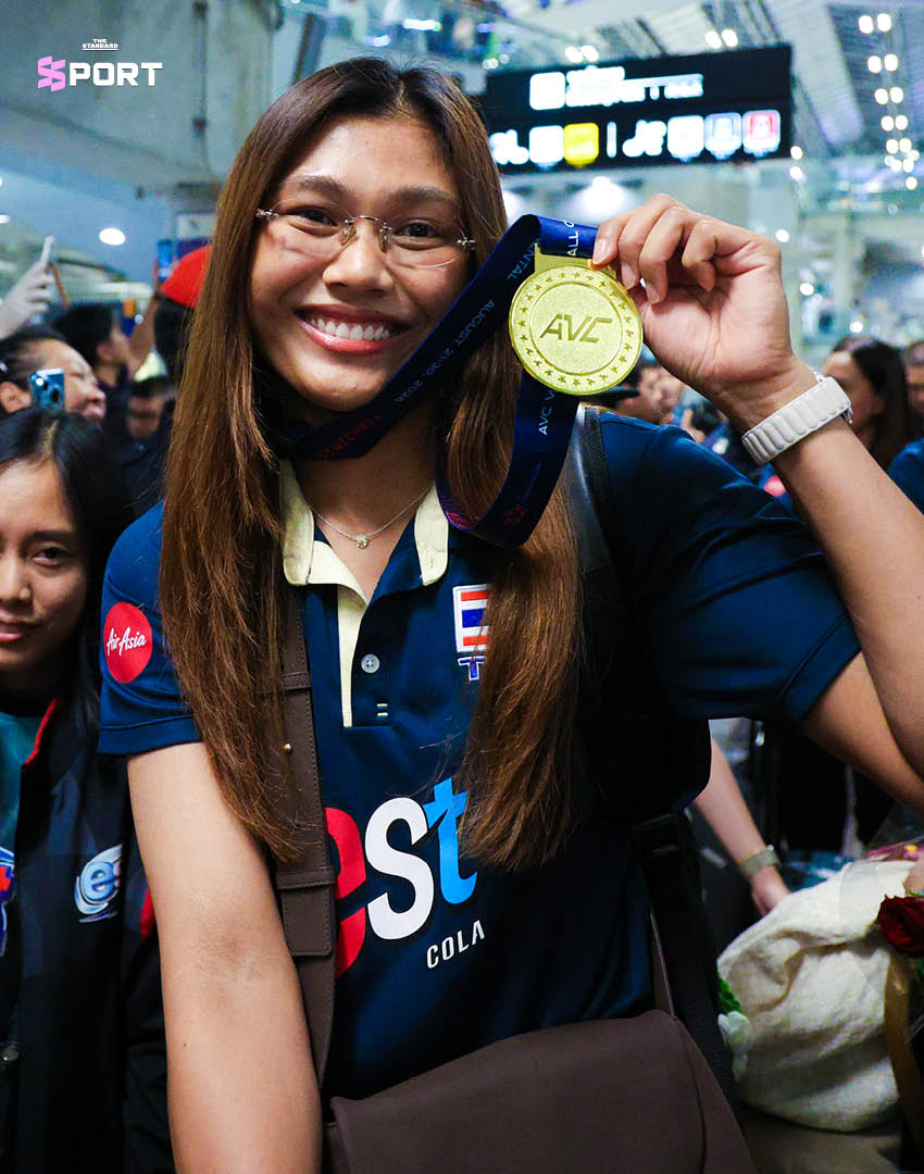 ภาพนักวอลเลย์บอลหญิงทีมชาติไทยเดินทางกลับถึงประเทศไทยพร้อมถ้วยแชมป์เอเชีย 1