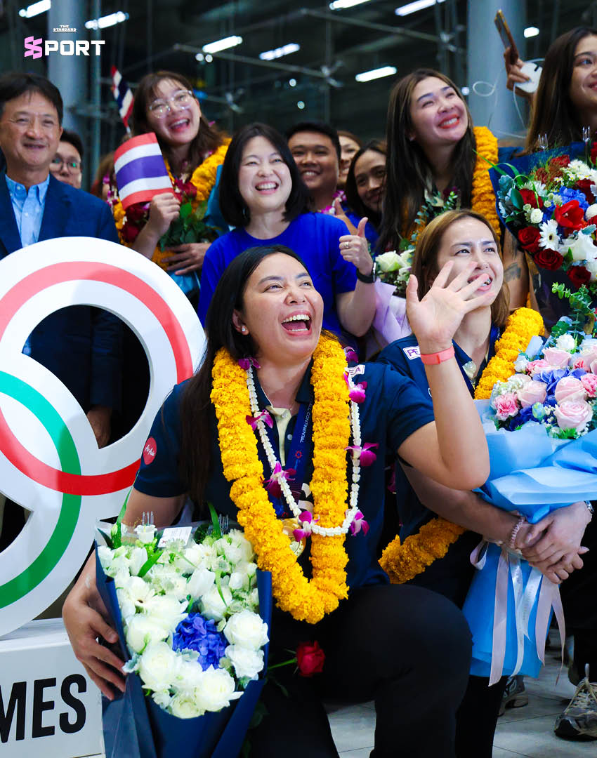 ภาพนักวอลเลย์บอลหญิงทีมชาติไทยเดินทางกลับถึงประเทศไทยพร้อมถ้วยแชมป์เอเชีย 10