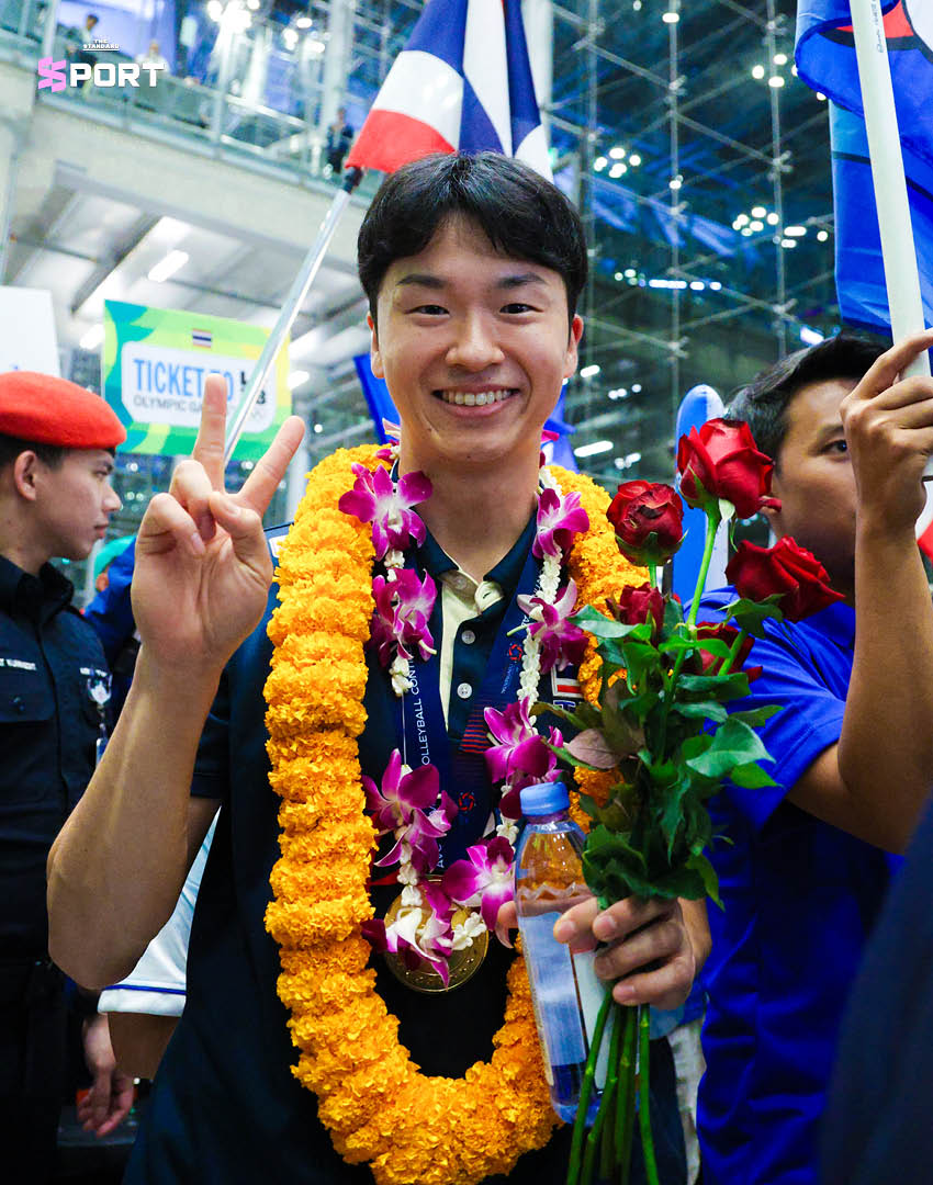 ภาพนักวอลเลย์บอลหญิงทีมชาติไทยเดินทางกลับถึงประเทศไทยพร้อมถ้วยแชมป์เอเชีย 11