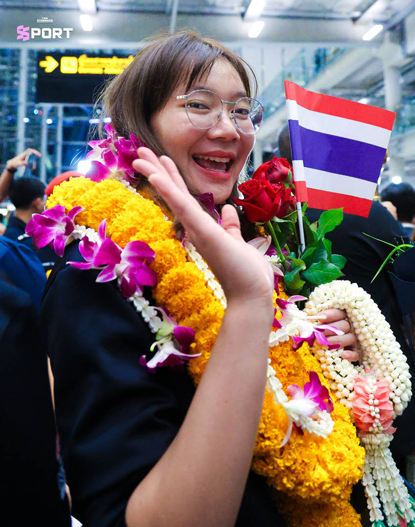 ภาพนักวอลเลย์บอลหญิงทีมชาติไทยเดินทางกลับถึงประเทศไทยพร้อมถ้วยแชมป์เอเชีย 12