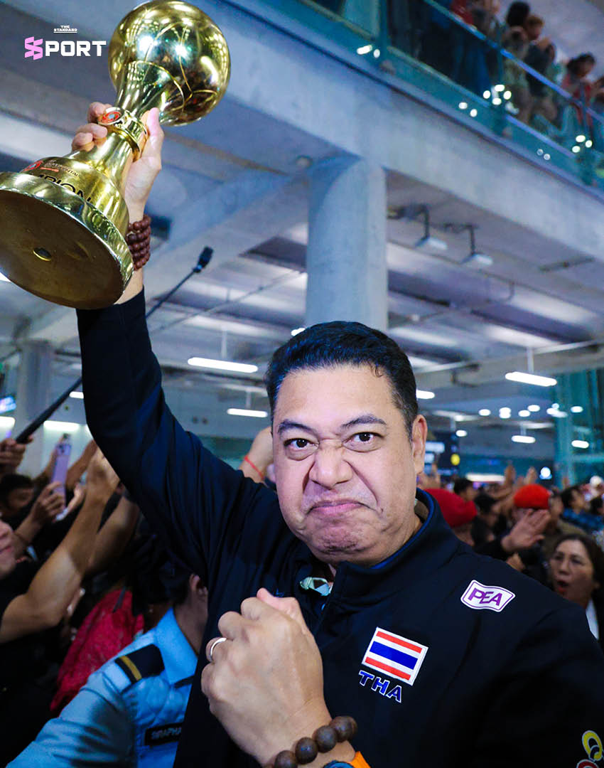 ภาพนักวอลเลย์บอลหญิงทีมชาติไทยเดินทางกลับถึงประเทศไทยพร้อมถ้วยแชมป์เอเชีย 14
