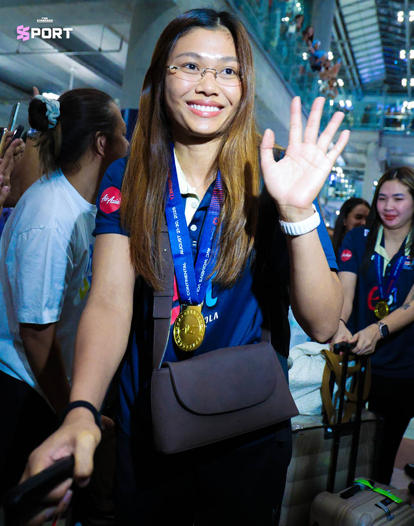 ภาพนักวอลเลย์บอลหญิงทีมชาติไทยเดินทางกลับถึงประเทศไทยพร้อมถ้วยแชมป์เอเชีย 17