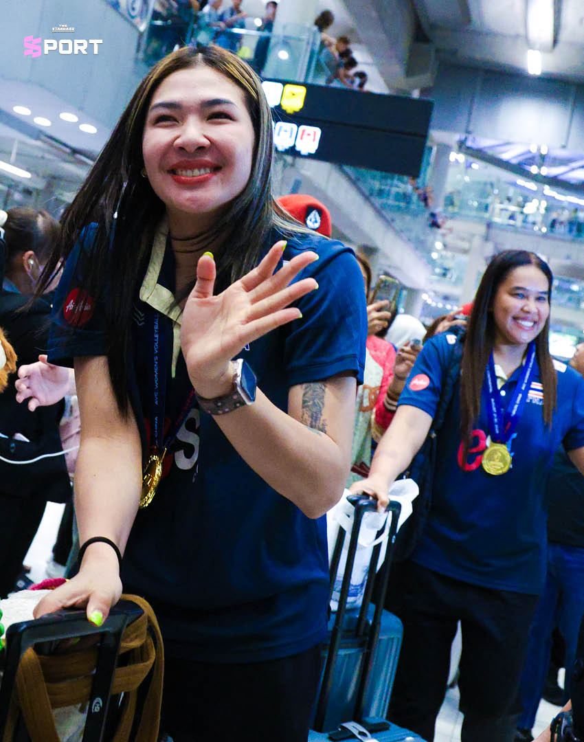 ภาพนักวอลเลย์บอลหญิงทีมชาติไทยเดินทางกลับถึงประเทศไทยพร้อมถ้วยแชมป์เอเชีย 18