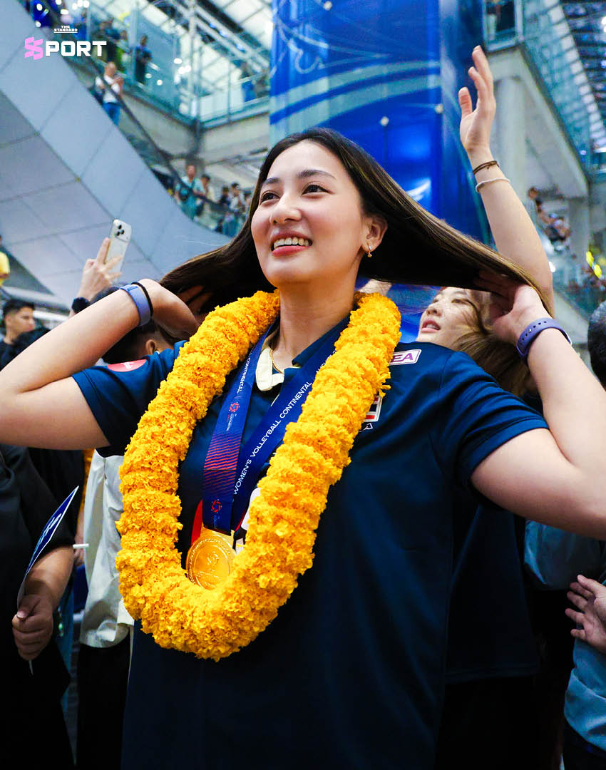 ภาพนักวอลเลย์บอลหญิงทีมชาติไทยเดินทางกลับถึงประเทศไทยพร้อมถ้วยแชมป์เอเชีย 3