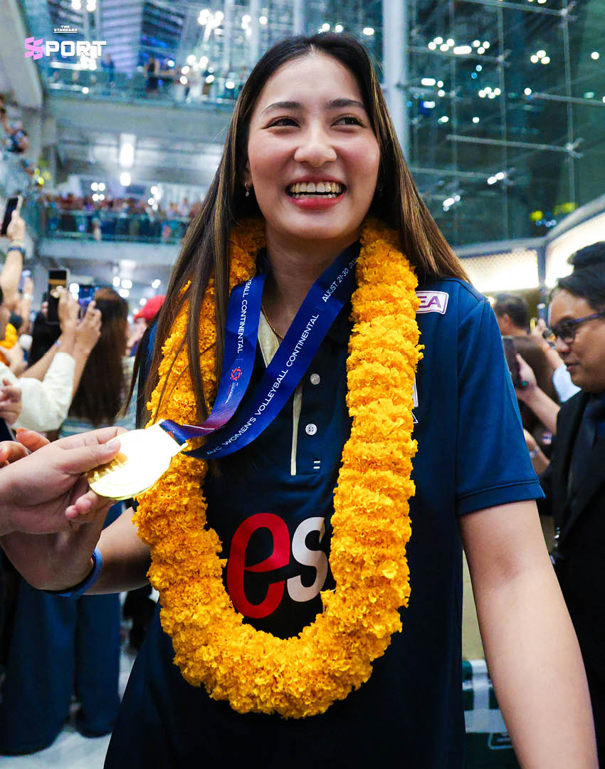 ภาพนักวอลเลย์บอลหญิงทีมชาติไทยเดินทางกลับถึงประเทศไทยพร้อมถ้วยแชมป์เอเชีย 4