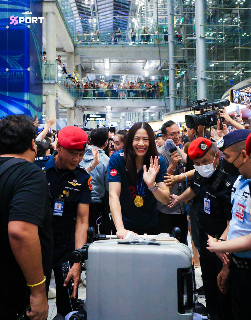 ภาพนักวอลเลย์บอลหญิงทีมชาติไทยเดินทางกลับถึงประเทศไทยพร้อมถ้วยแชมป์เอเชีย 5