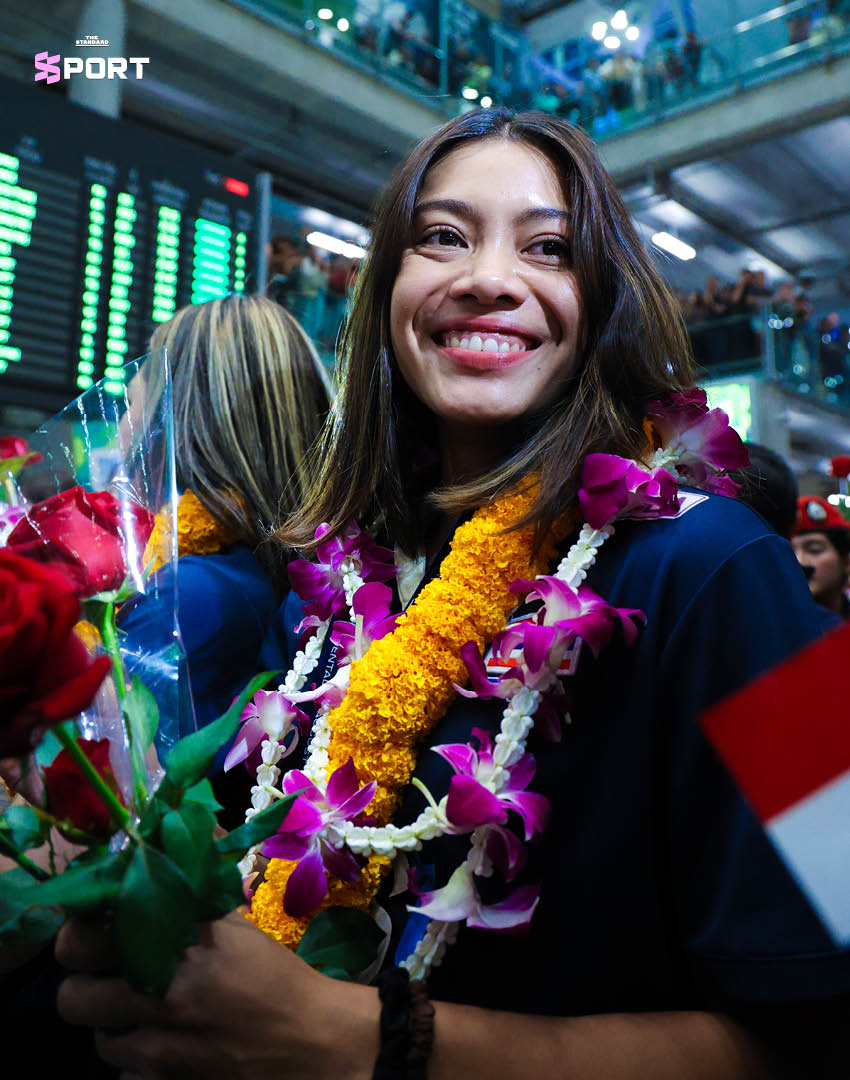 ภาพนักวอลเลย์บอลหญิงทีมชาติไทยเดินทางกลับถึงประเทศไทยพร้อมถ้วยแชมป์เอเชีย 6