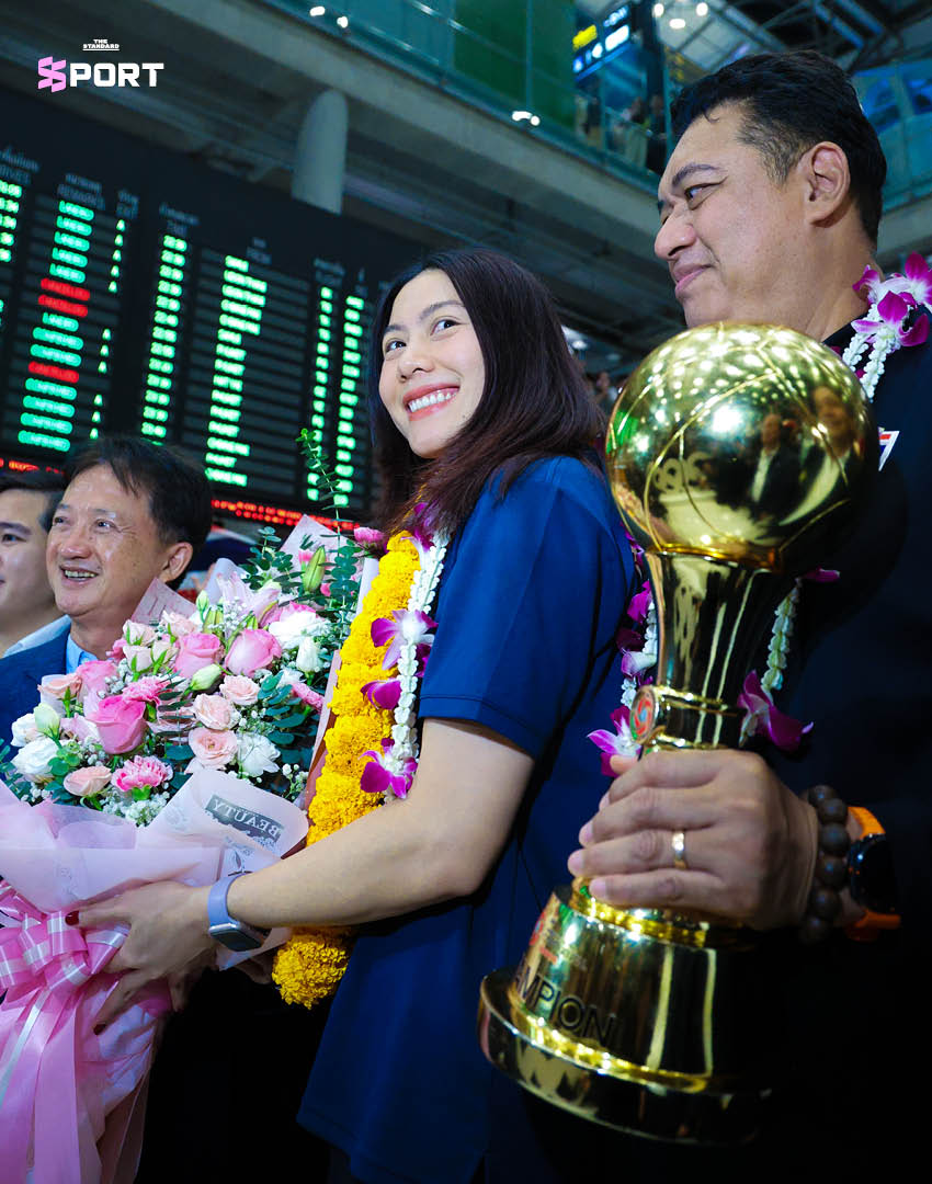 ภาพนักวอลเลย์บอลหญิงทีมชาติไทยเดินทางกลับถึงประเทศไทยพร้อมถ้วยแชมป์เอเชีย 7