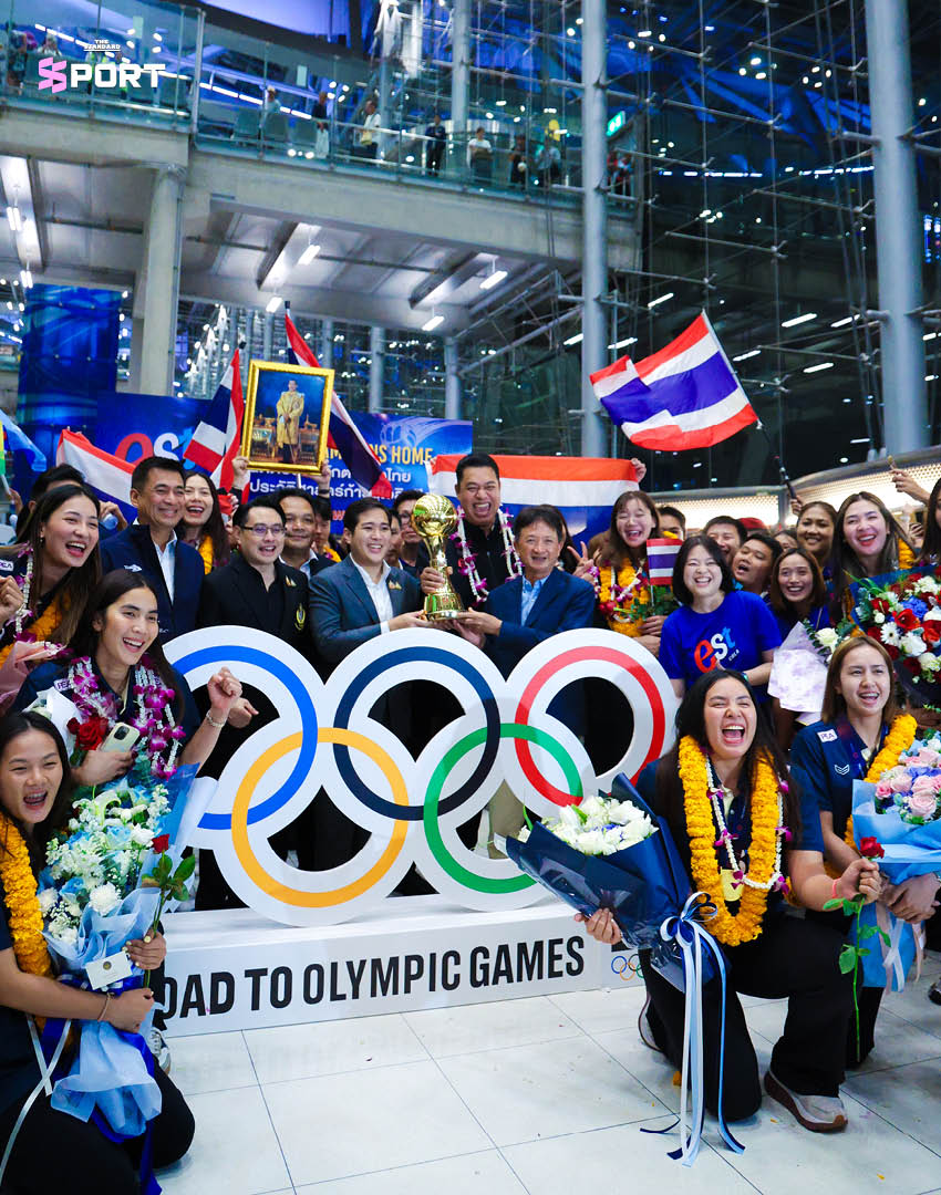 ภาพนักวอลเลย์บอลหญิงทีมชาติไทยเดินทางกลับถึงประเทศไทยพร้อมถ้วยแชมป์เอเชีย 8