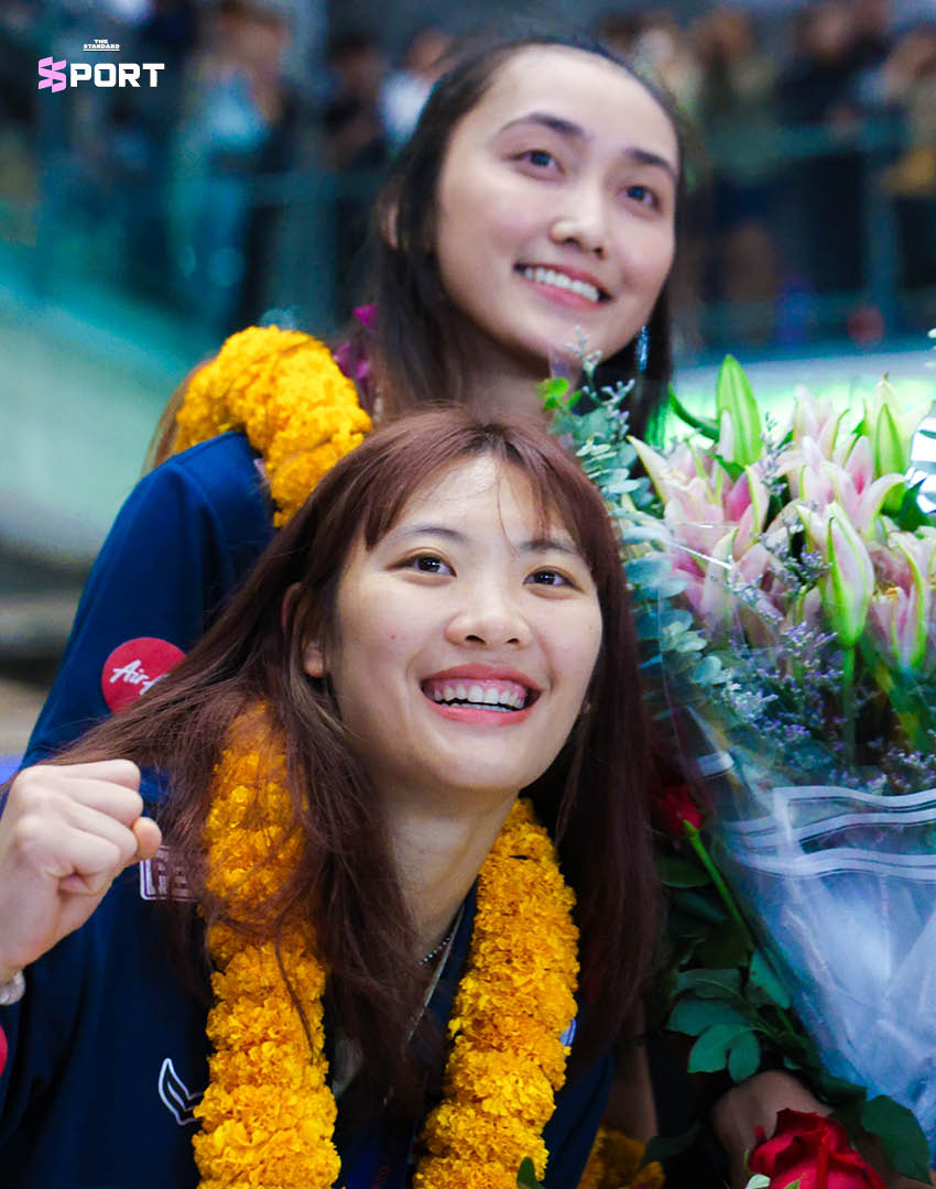 ภาพนักวอลเลย์บอลหญิงทีมชาติไทยเดินทางกลับถึงประเทศไทยพร้อมถ้วยแชมป์เอเชีย 9
