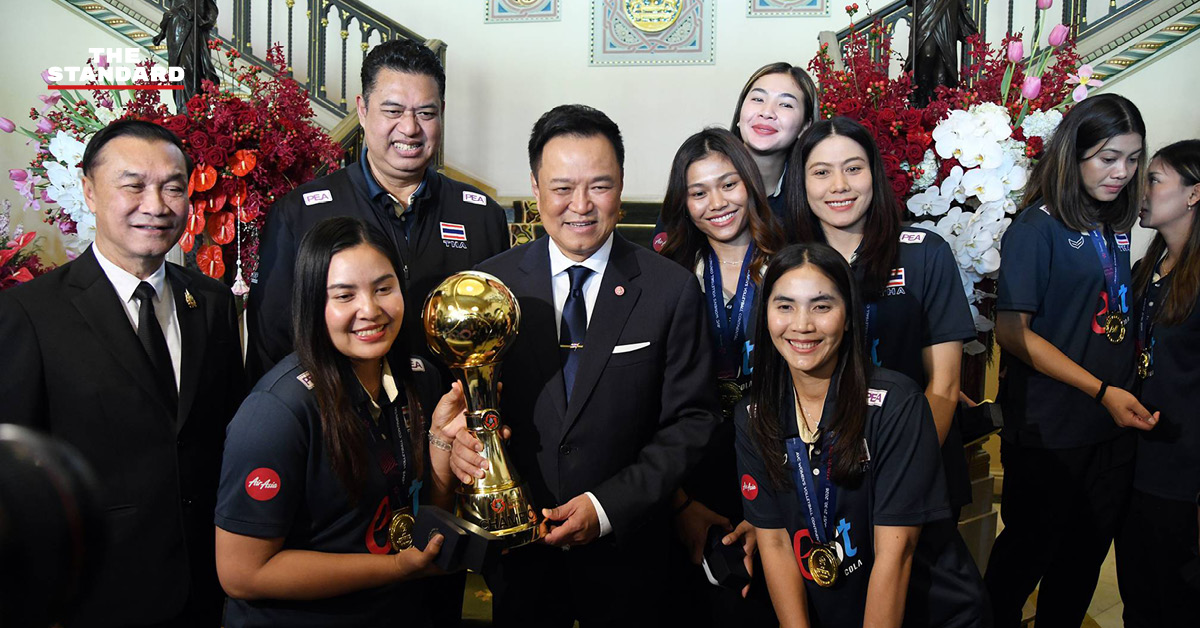 นายกรัฐมนตรีถ่ายภาพร่วมกับนักวอลเลย์บอลหญิงทีมชาติไทยชุดแชมป์เอเชีย ที่ทำเนียบรัฐบาล