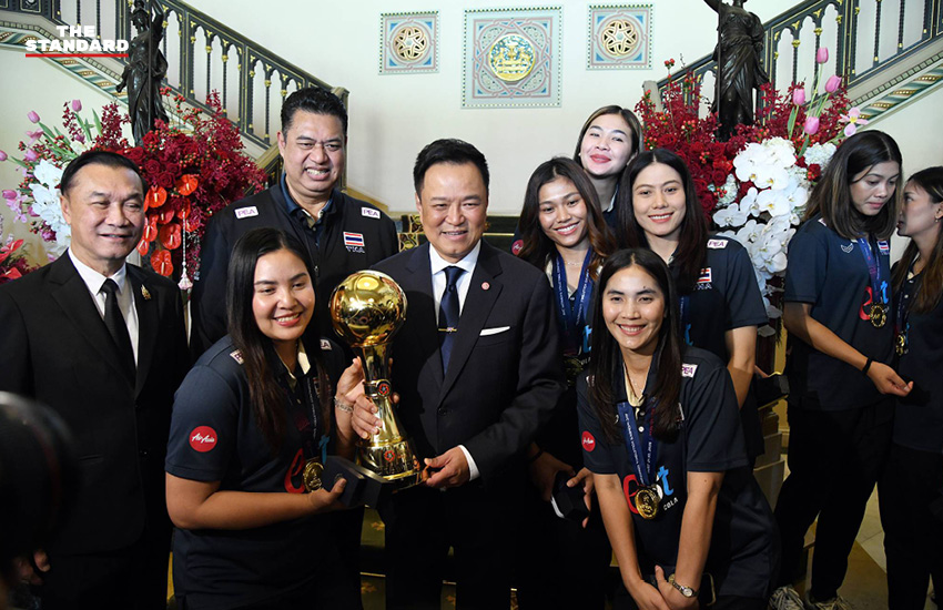 นายกรัฐมนตรีถ่ายภาพร่วมกับนักวอลเลย์บอลหญิงทีมชาติไทยชุดแชมป์เอเชีย ที่ทำเนียบรัฐบาล 1