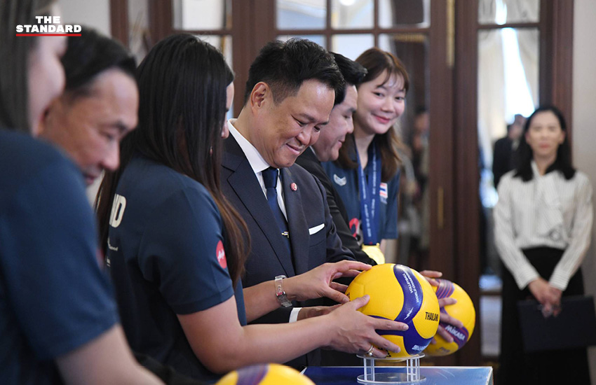 นายกรัฐมนตรีถ่ายภาพร่วมกับนักวอลเลย์บอลหญิงทีมชาติไทยชุดแชมป์เอเชีย ที่ทำเนียบรัฐบาล 3