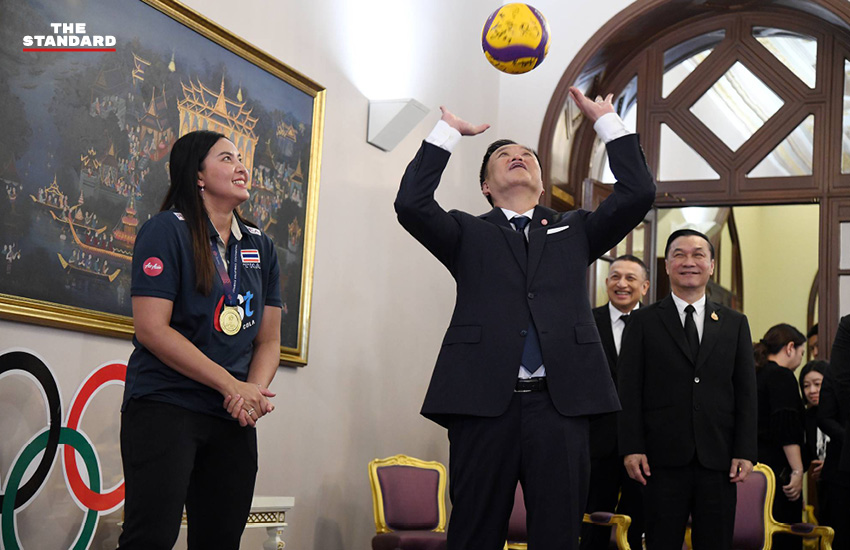 นายกรัฐมนตรีถ่ายภาพร่วมกับนักวอลเลย์บอลหญิงทีมชาติไทยชุดแชมป์เอเชีย ที่ทำเนียบรัฐบาล 4