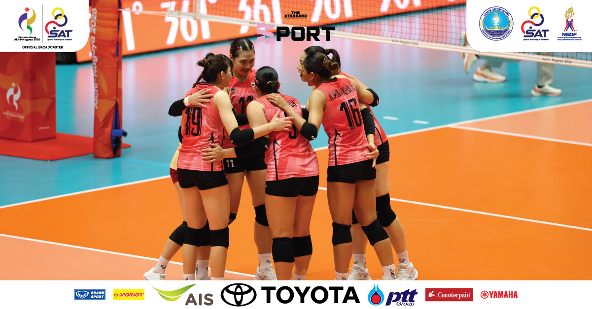 นักวอลเลย์บอลหญิงทีมชาติไทยกำลังแข่งขันกับทีมชาติจีนในศึกเอเชียนเกมส์