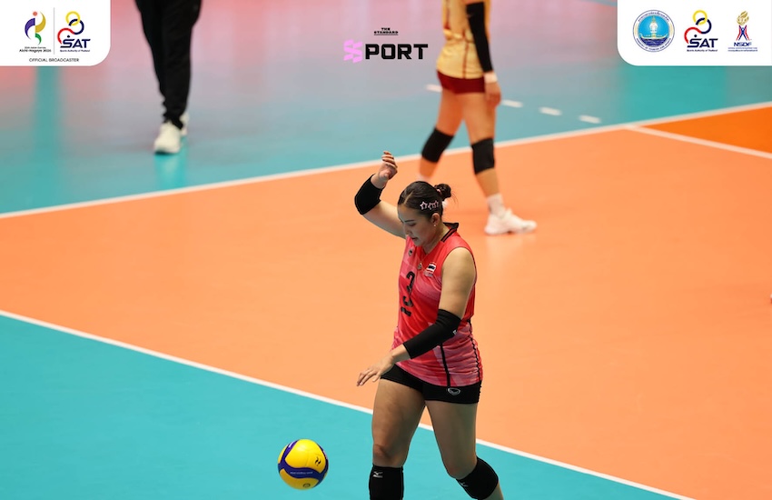 นักวอลเลย์บอลหญิงทีมชาติไทยกำลังแข่งขันกับทีมชาติจีนในศึกเอเชียนเกมส์ 1