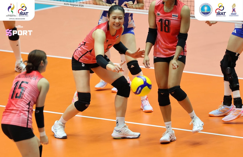 นักวอลเลย์บอลหญิงทีมชาติไทยกำลังแข่งขันกับทีมชาติจีนในศึกเอเชียนเกมส์ 3