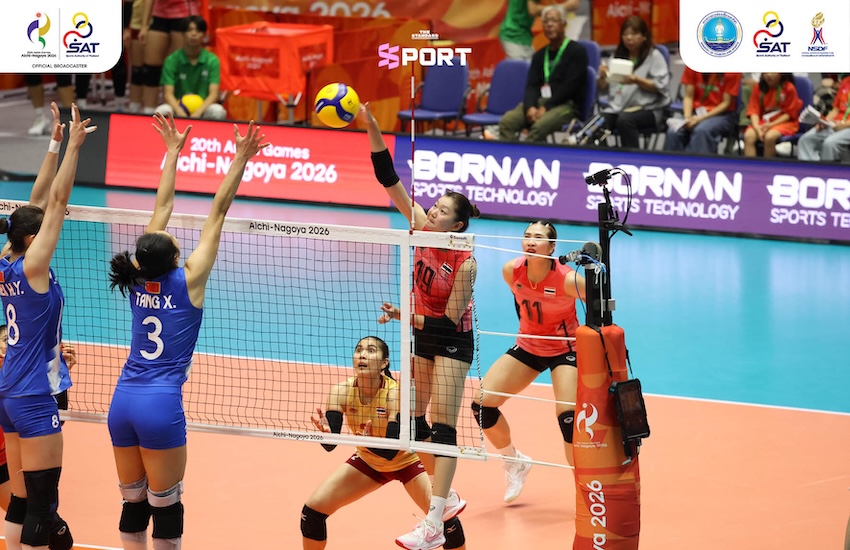 นักวอลเลย์บอลหญิงทีมชาติไทยกำลังแข่งขันกับทีมชาติจีนในศึกเอเชียนเกมส์ 9