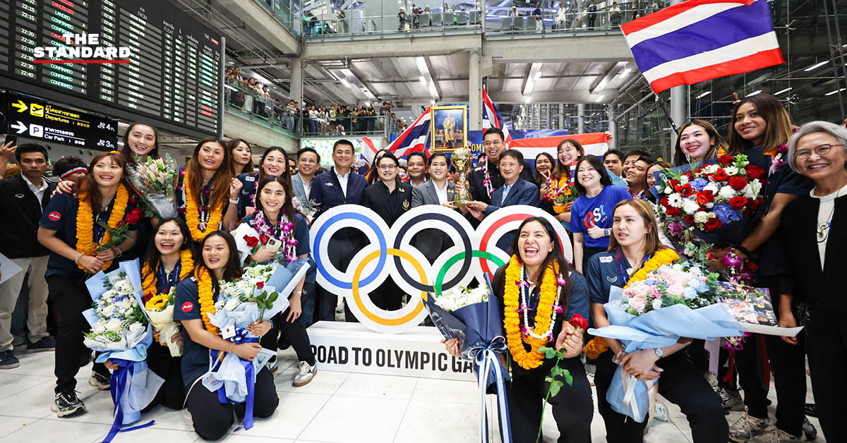 แฟนวอลเลย์บอลชาวไทยต้อนรับนักกีฬาวอลเลย์บอลหญิงทีมชาติไทยที่ท่าอากาศยานสุวรรณภูมิ