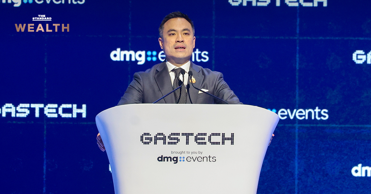 เอกนัฏ พร้อมพันธุ์ รัฐมนตรีว่าการกระทรวงพลังงาน กล่าวบนเวทีในงาน Gastech 2026