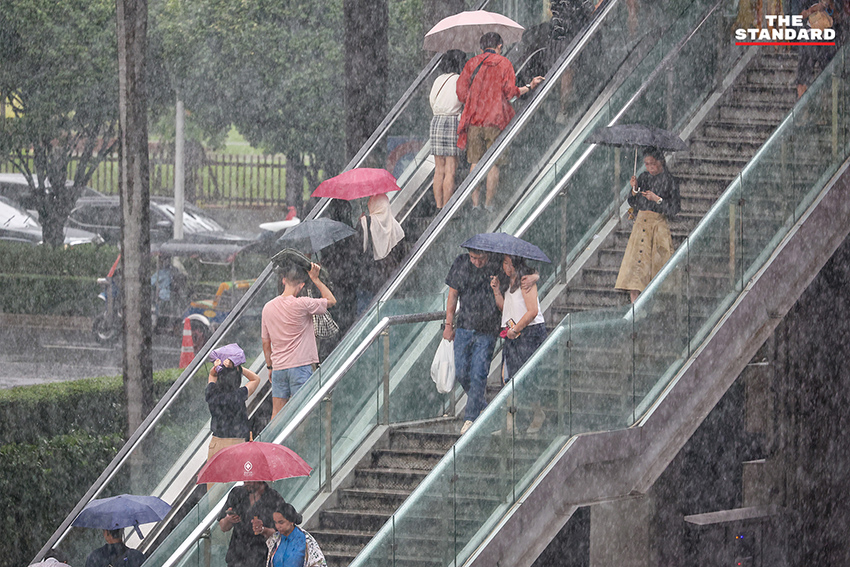 ภาพแผนที่อากาศแสดงพื้นที่ฝนตกหนักและเส้นทางพายุในประเทศไทย 1