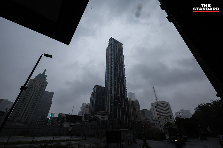 ภาพแผนที่อากาศแสดงพื้นที่ฝนตกหนักและเส้นทางพายุในประเทศไทย 10