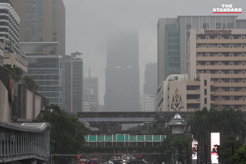 ภาพแผนที่อากาศแสดงพื้นที่ฝนตกหนักและเส้นทางพายุในประเทศไทย 2
