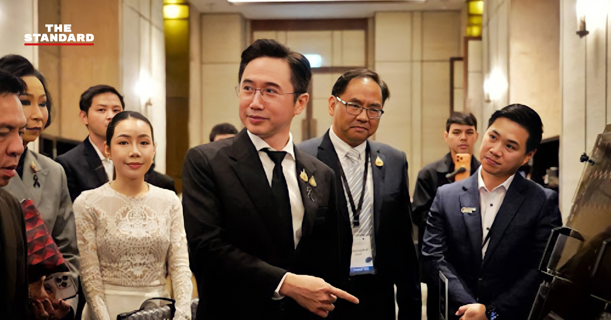 ศ.ดร.ยศชนัน วงศ์สวัสดิ์ และ ดร.ปกรณ์ อาภาพันธุ์ จับมือกันในงานประชุม