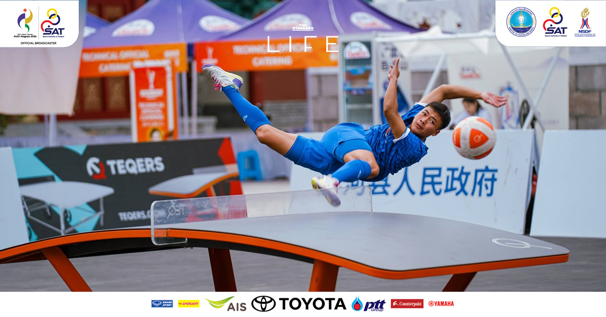 นักกีฬาเล่น Teqball บนโต๊ะโค้ง