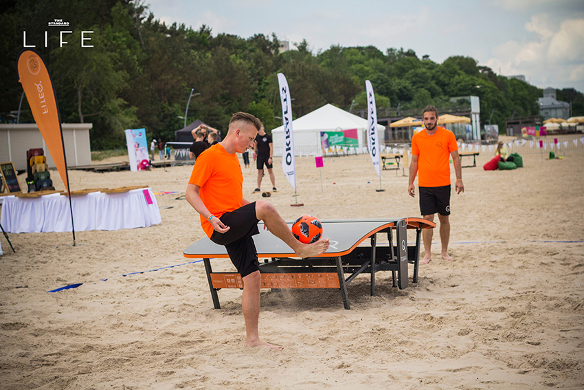 นักกีฬาเล่น Teqball บนโต๊ะโค้ง 1