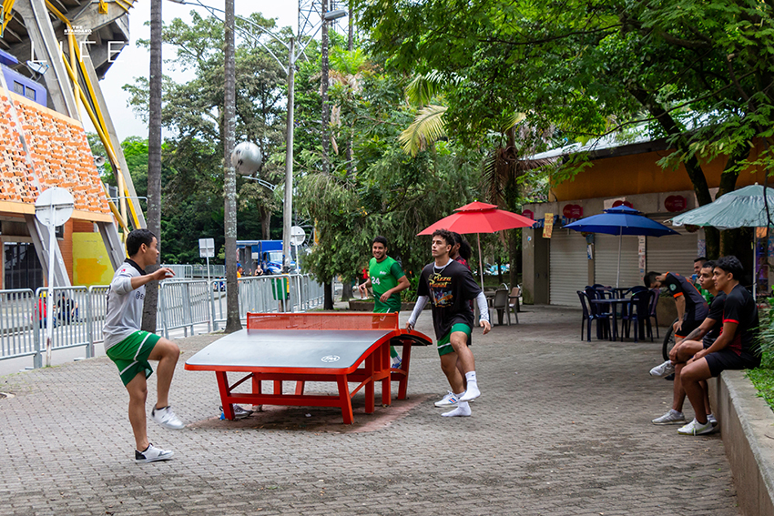 นักกีฬาเล่น Teqball บนโต๊ะโค้ง 2