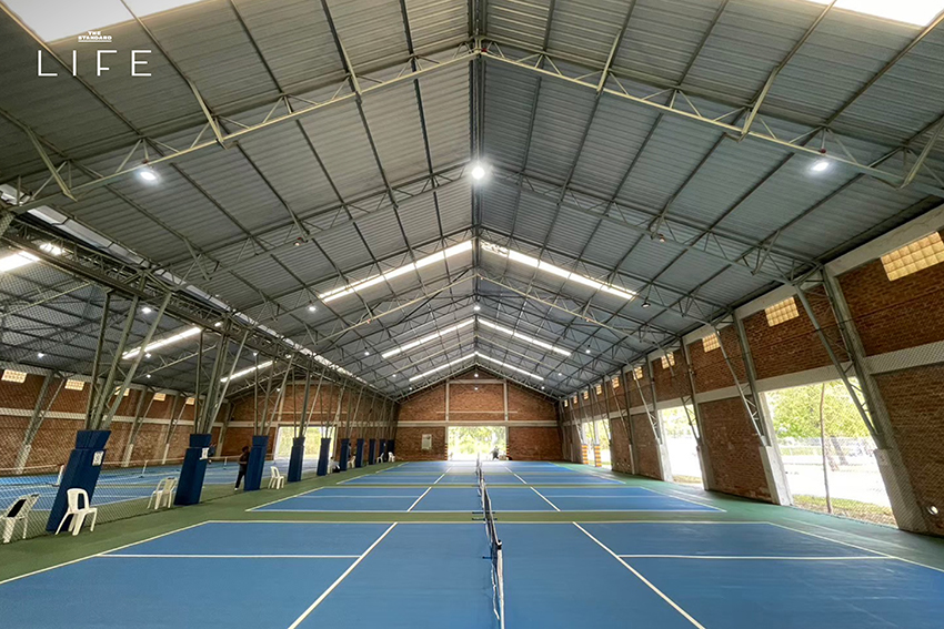 นักกีฬาเล่น Teqball บนโต๊ะโค้ง 3