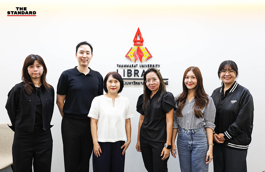 ภาพบรรณารักษ์กำลังทำงานในห้องสมุดมหาวิทยาลัยธรรมศาสตร์ 1