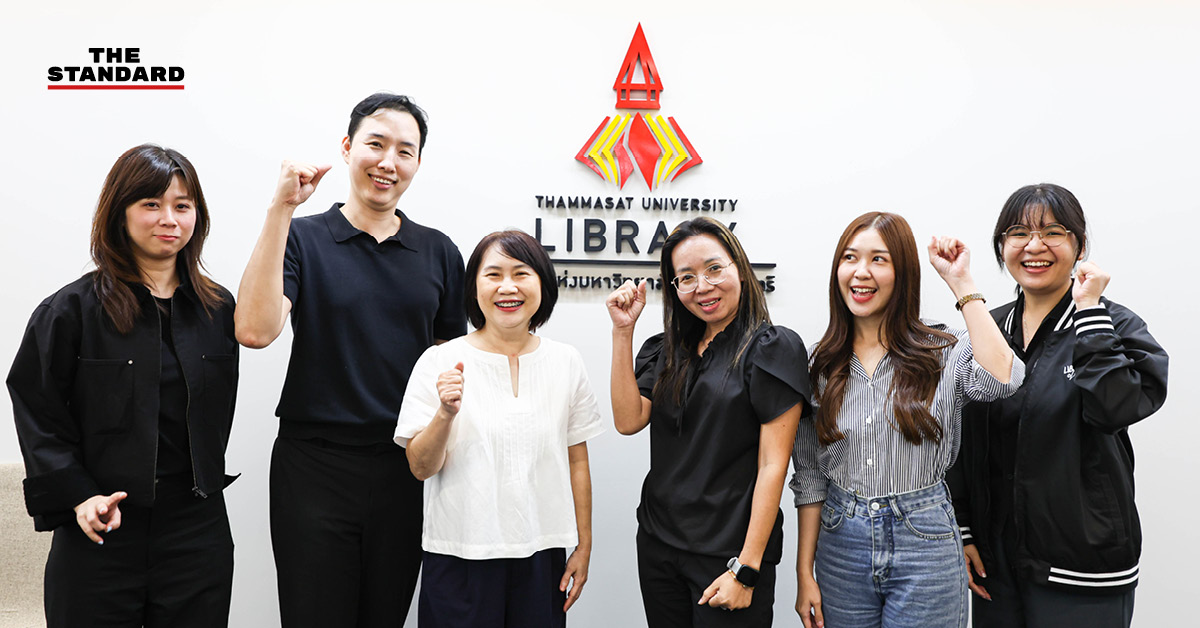 ภาพบรรณารักษ์กำลังทำงานในห้องสมุดมหาวิทยาลัยธรรมศาสตร์