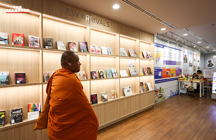 ภาพบรรณารักษ์กำลังทำงานในห้องสมุดมหาวิทยาลัยธรรมศาสตร์ 10