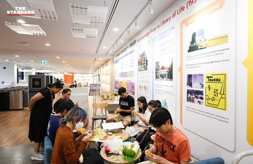ภาพบรรณารักษ์กำลังทำงานในห้องสมุดมหาวิทยาลัยธรรมศาสตร์ 11