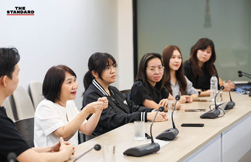 ภาพบรรณารักษ์กำลังทำงานในห้องสมุดมหาวิทยาลัยธรรมศาสตร์ 15