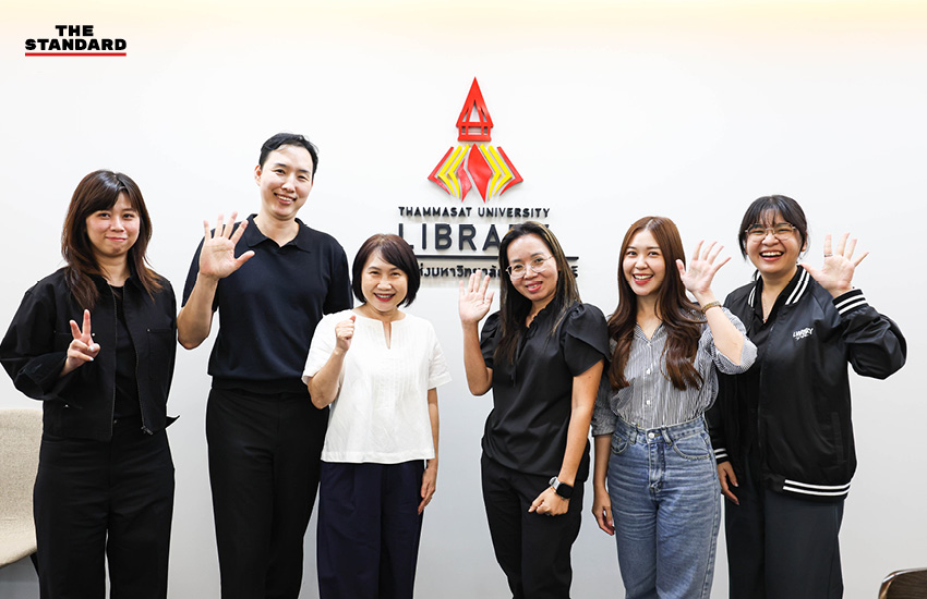 ภาพบรรณารักษ์กำลังทำงานในห้องสมุดมหาวิทยาลัยธรรมศาสตร์ 17