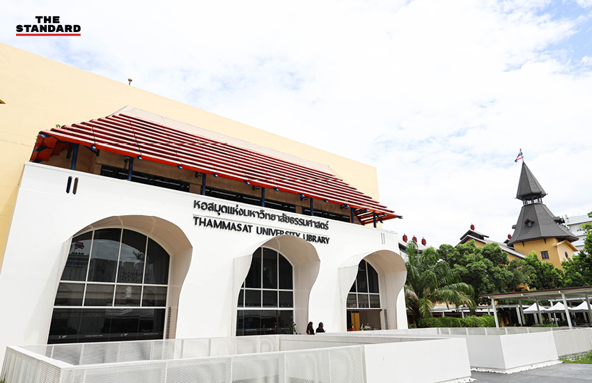 ภาพบรรณารักษ์กำลังทำงานในห้องสมุดมหาวิทยาลัยธรรมศาสตร์ 18