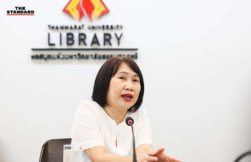ภาพบรรณารักษ์กำลังทำงานในห้องสมุดมหาวิทยาลัยธรรมศาสตร์ 2