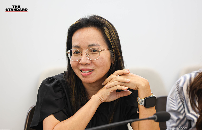 ภาพบรรณารักษ์กำลังทำงานในห้องสมุดมหาวิทยาลัยธรรมศาสตร์ 4