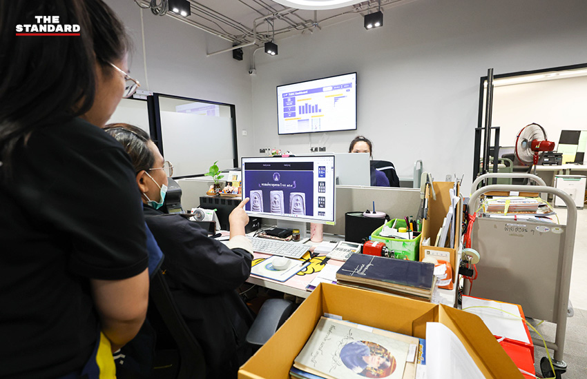 ภาพบรรณารักษ์กำลังทำงานในห้องสมุดมหาวิทยาลัยธรรมศาสตร์ 5