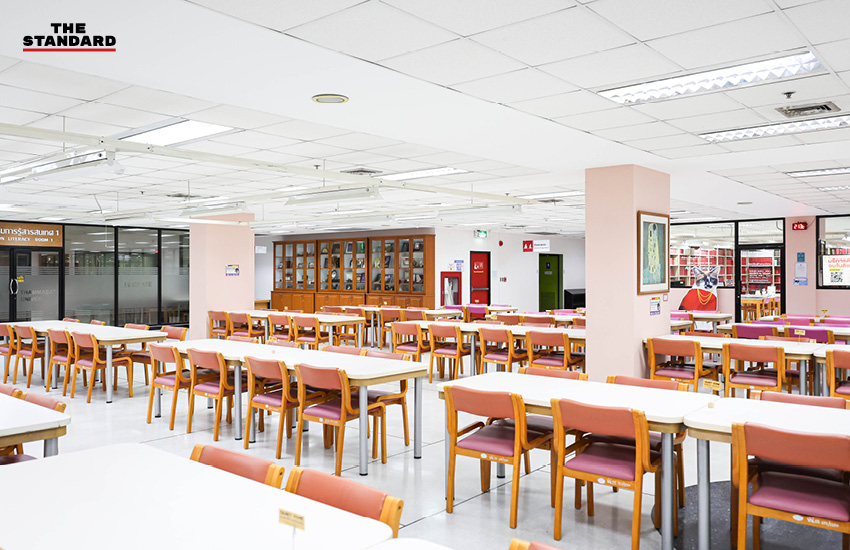 ภาพบรรณารักษ์กำลังทำงานในห้องสมุดมหาวิทยาลัยธรรมศาสตร์ 7