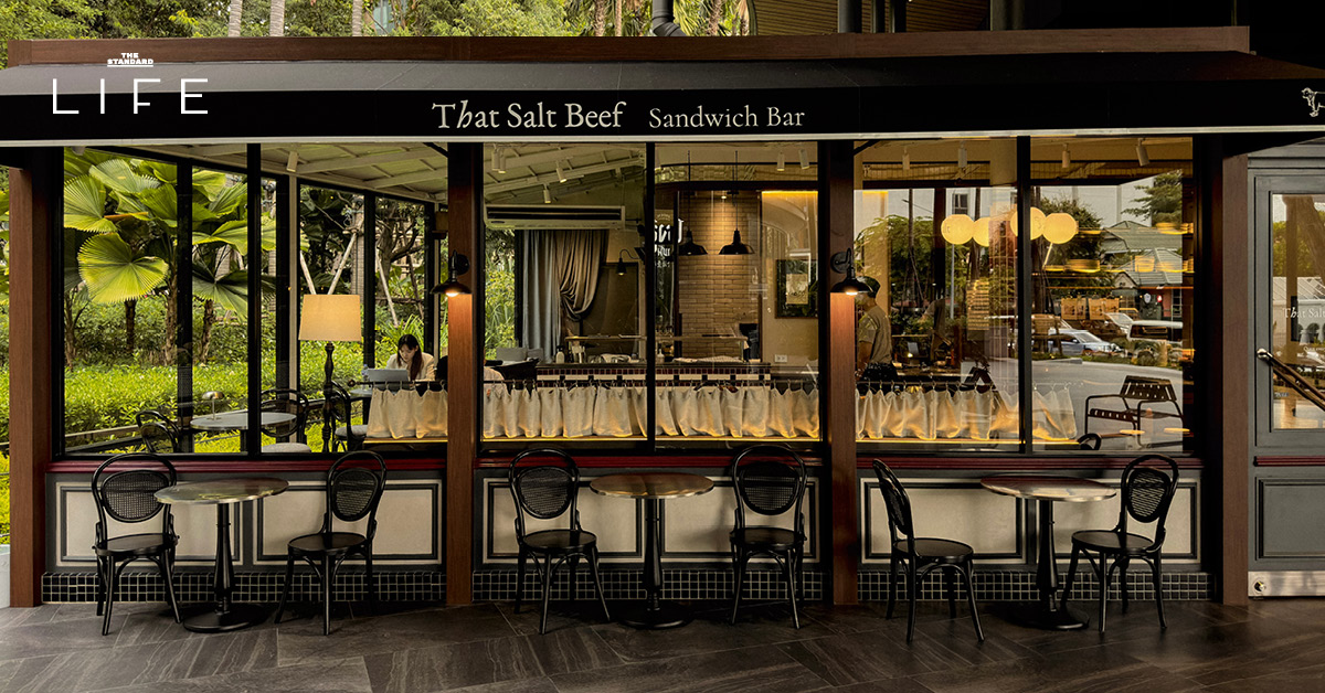 แซนด์วิช Salt Beef ชิ้นหนาพร้อมเครื่องเคียงในร้าน That Salt Beef
