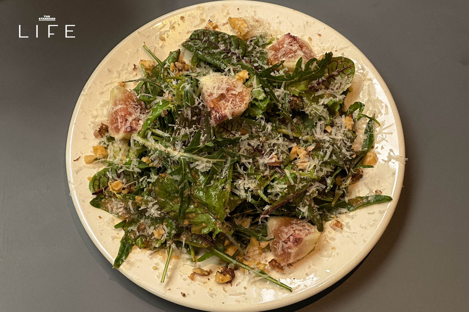แซนด์วิช Salt Beef ชิ้นหนาพร้อมเครื่องเคียงในร้าน That Salt Beef 11