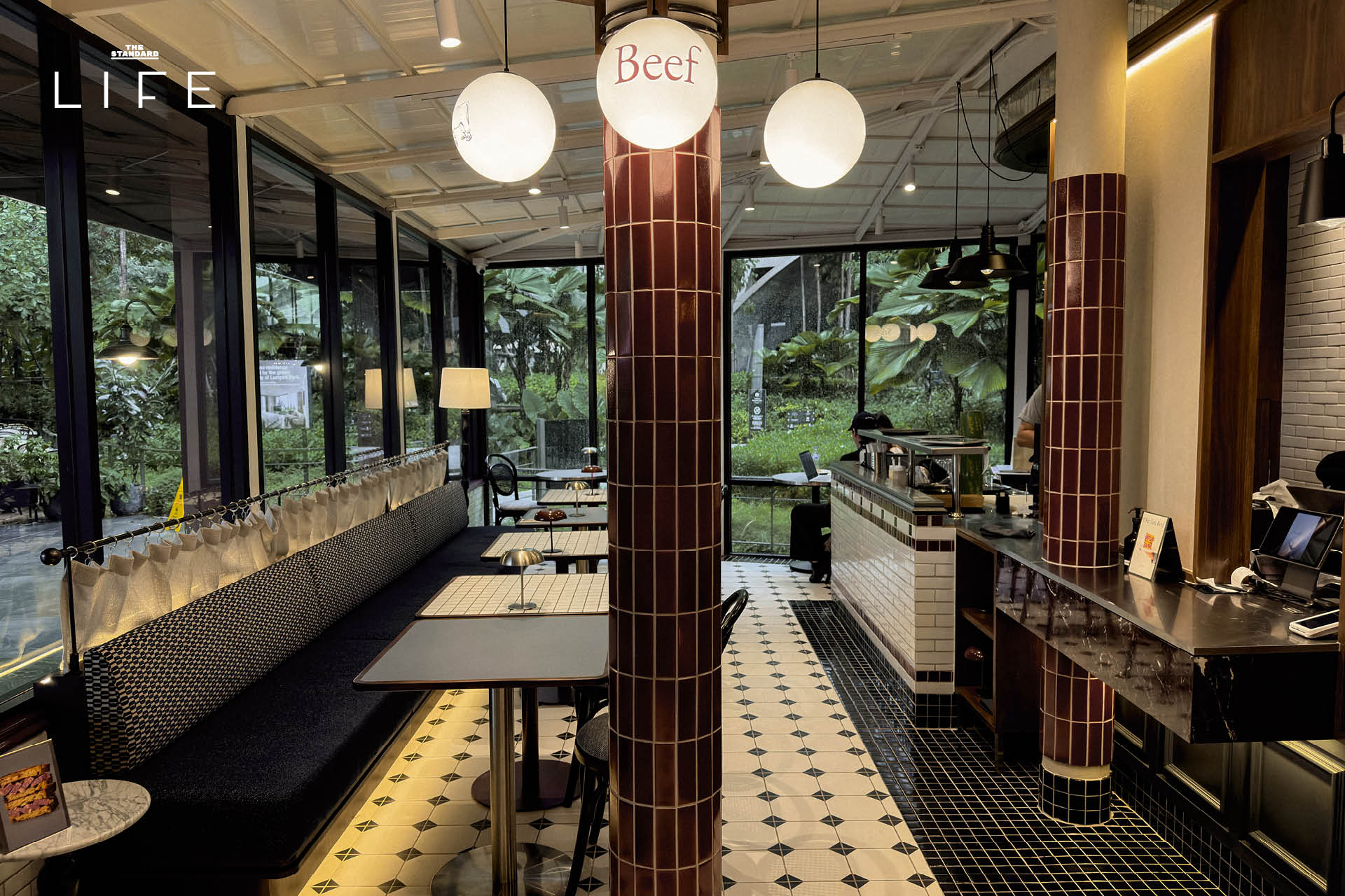 แซนด์วิช Salt Beef ชิ้นหนาพร้อมเครื่องเคียงในร้าน That Salt Beef 2
