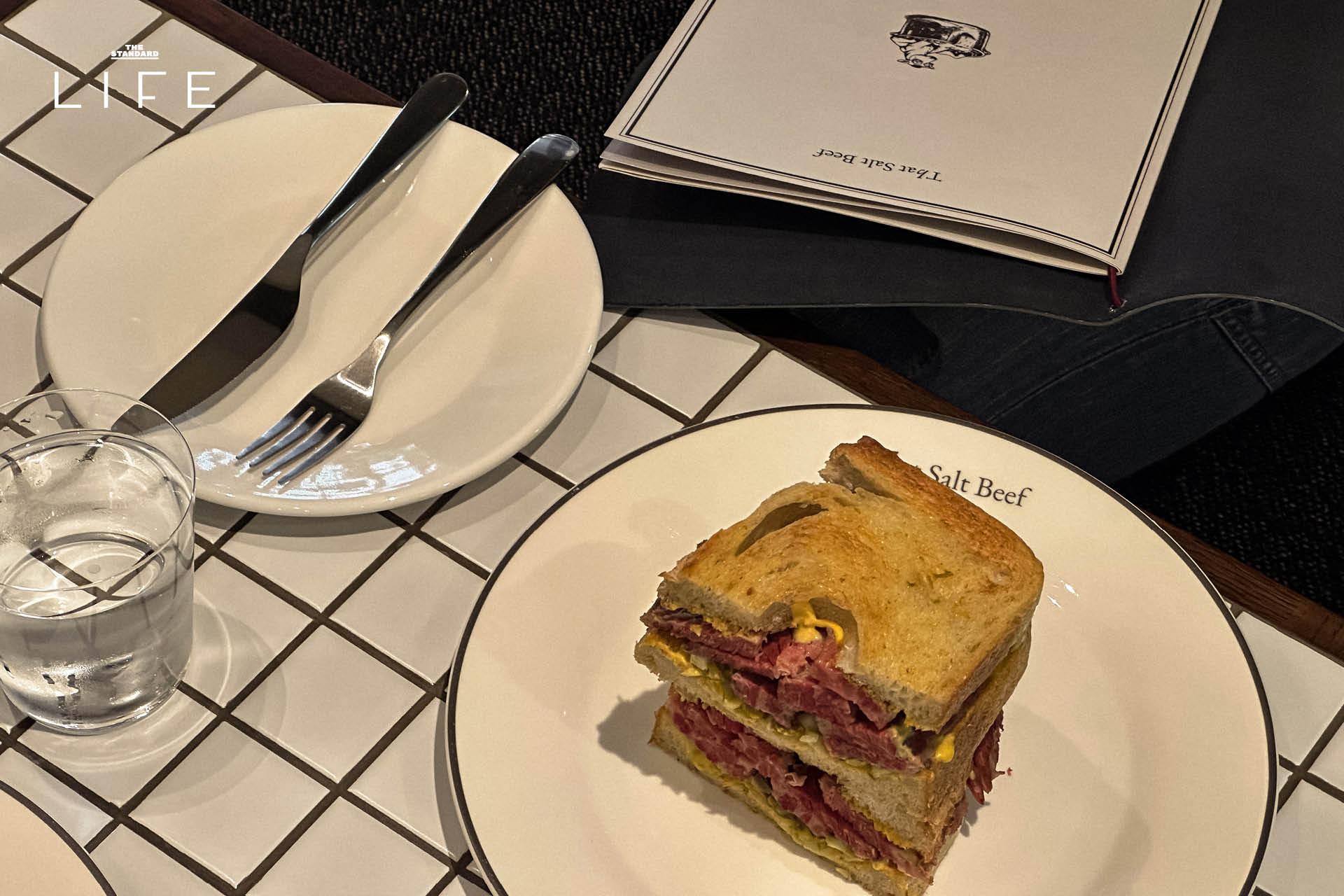 แซนด์วิช Salt Beef ชิ้นหนาพร้อมเครื่องเคียงในร้าน That Salt Beef 5