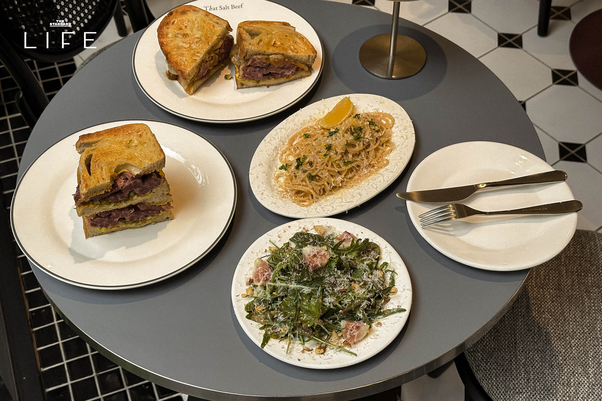 แซนด์วิช Salt Beef ชิ้นหนาพร้อมเครื่องเคียงในร้าน That Salt Beef 6